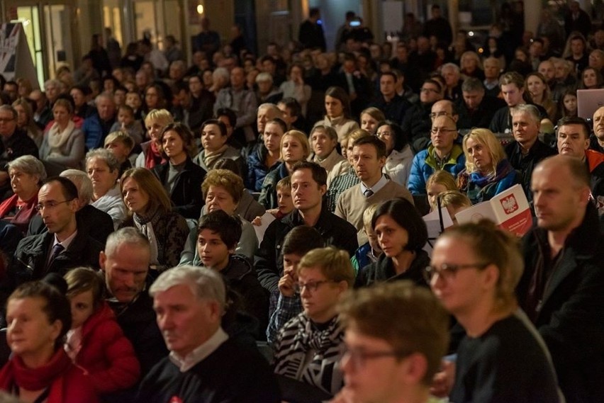 Wieliczka. Tłumy na koncercie patriotycznym. Widzowie śpiewali wraz z chórami [ZDJĘCIA]