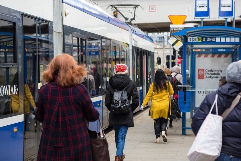 Kraków. Autobusów i tramwajów jest więcej, ale pasażerowie nadal skarżą się na tłok