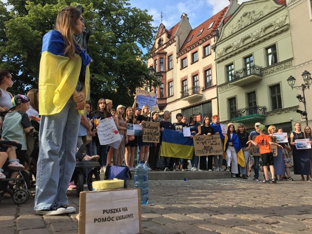 6 czerwca przy pomniku Mikołaja Kopernika odbyła się demonstracja po wysadzeniu przez wojska rosyjskie tamy na Dnieprze w Ukrainie. - Chcemy, żeby wszyscy wiedzieli, że Rosja jest państwem terrorystycznym - mówi organizatorka manifestacji.