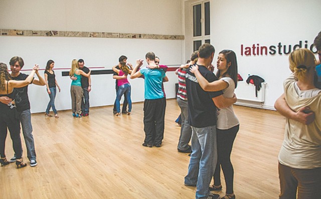 Kurs tańca użytkowego to ABC tańca w parze. Kursanci uczą się, jakinterpretować muzykę i idealnie prowadzić partnerkę.