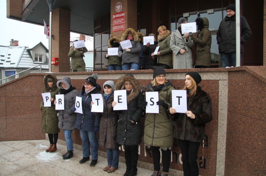 Pracownicy tarnobrzeskich sądów protestują. - Już mamy dosyć pracy za grosze - mówią (zdjęcia)