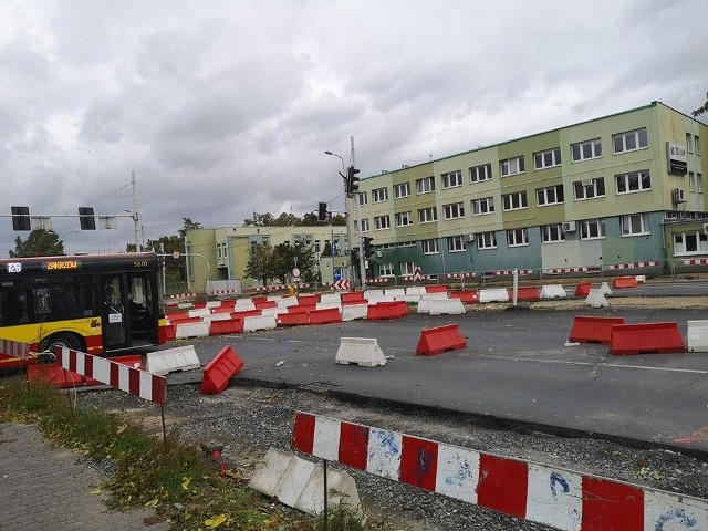 Od soboty MPK zapowiada zmiany w kursowaniu komunikacji miejskiej w rejonie ulicy Długiej. Zostanie wówczas wprowadzony kolejny etap prac związanych z przebudową wiaduktu kolejowego i skrzyżowania ul. Długiej i Poznańskiej. Prace są prowadzone na potrzeby stworzenia nowej trasy tramwajowej przez Popowice. Od dnia 5 października 2019 roku (sobota) zostanie zamknięta ulica Poznańska przy skrzyżowaniu z Długą.  W związku z tym zmienią się trasy linii autobusowych C, 103, 104, 122 , 127, 128 i kursów nocnych linii 245.ZOBACZ MAPĘ I ZMIENIONE ROZKŁADY NA KOLEJNYM SLAJDZIE