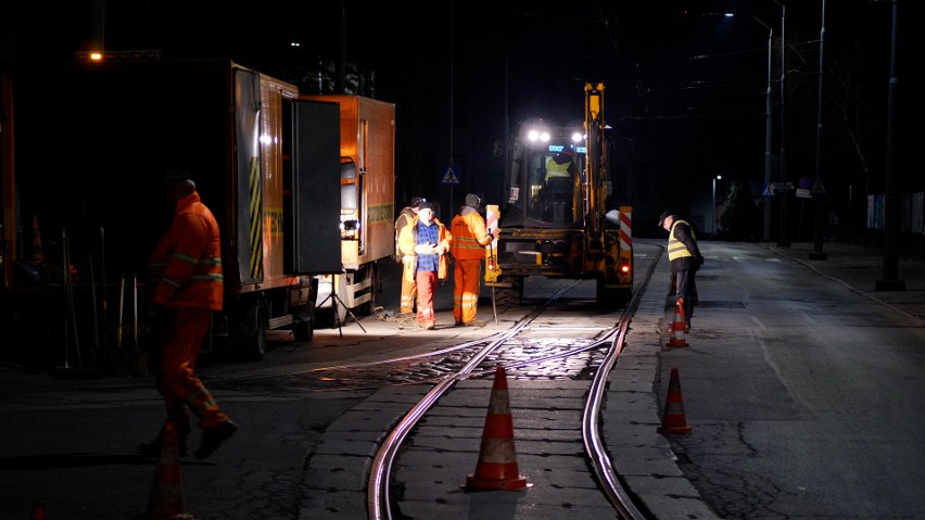 Szczecin od Środka: Kiedy śpisz, oni pracują, czyli nocne prace remontowe na torowisku. Zobacz wideo