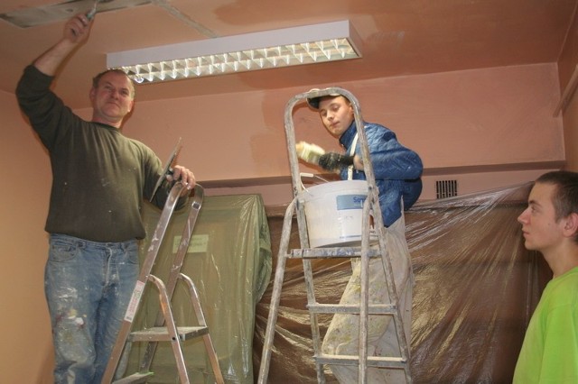 Robotnicy od poniedziałku impregnują ściany w bibliotece przed malowaniem i ściągają stare lampy z wszystkich pomieszczeń