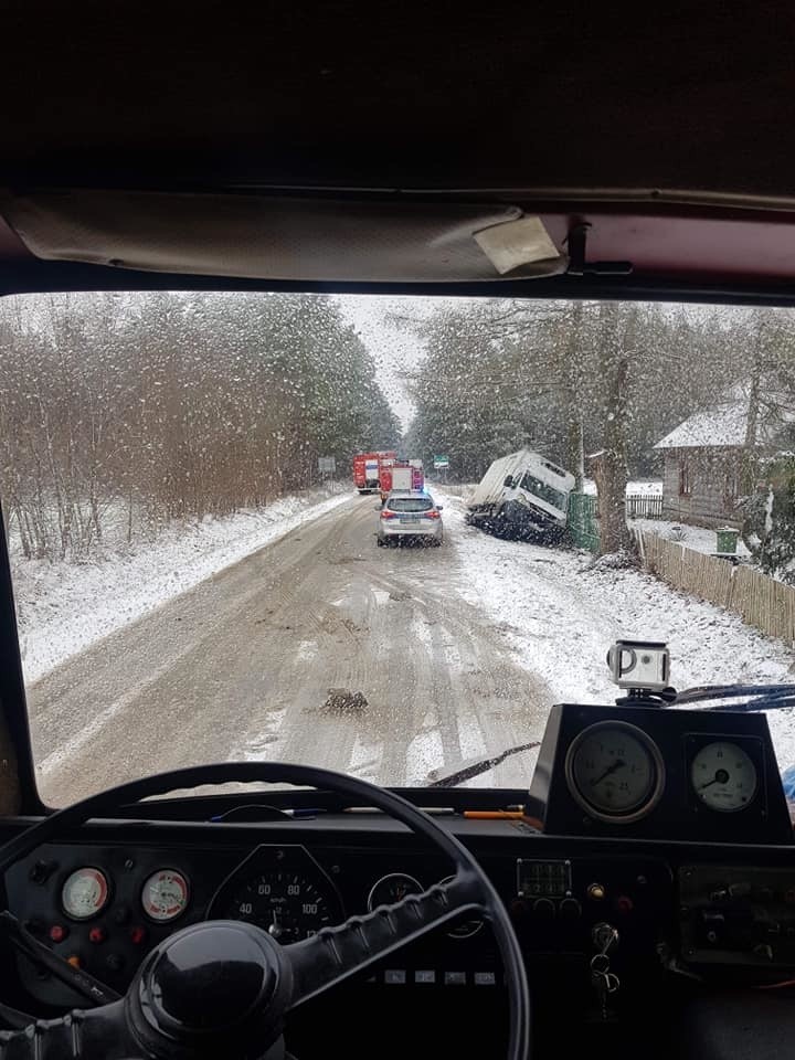 Wypadek w Zaszkowie, pow. ostrowski, 13.12.2020. Ciężarówka w rowie