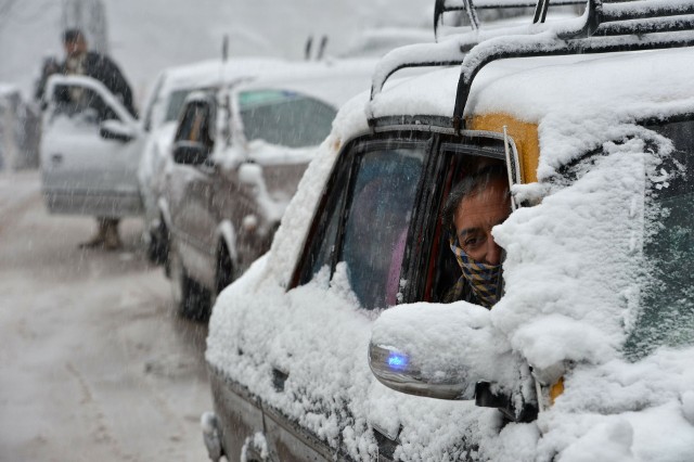Pakistan. 16 osób nie żyje po tym, jak zostali uwięzieni w swoich samochodach przez śnieg
