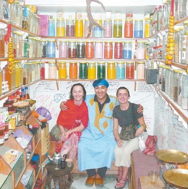 W sklepiku u Hassana w Marrakeszu kupiłyśmy pięknie pachnącą ambrę w kostkach i wodę różaną. Na zdjęciu autorka (z prawej), Hassan i Joanna Mentel.