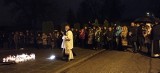 18. rocznica śmierci świętego Jana Pawła II. W Jędrzejowie modlono się przed pomnikiem Papieża Polaka 