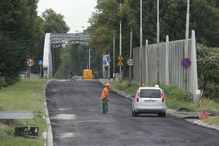 Na Kochanowskiego układają asfalt. Pojedziemy nim dopiero po wakacjach (FOTO)