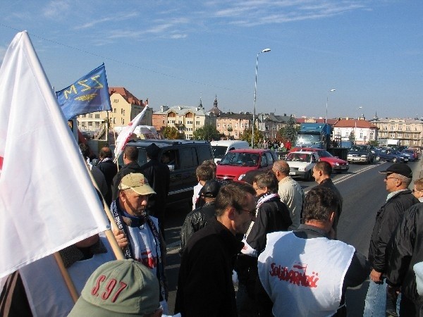 W razie fiaska rozmów, w czwartek protestujący kolejarze mogą zablokować ul. Lwowską w Przemyślu, prowadzącą do polsko &#8211; ukraińskiego przejścia granicznego w Medyce. Nz. blokada ulic Przemyśla z 14 października.