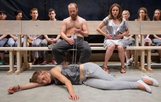 Alicja Stasiewicz (leży na scenie) w spektaklu „Gdy przyjdzie sen - tragedia miłosna” Pawła Wolaka i Katarzyny Dworak