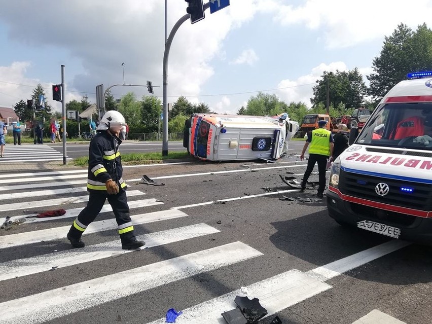 Wypadek w Bolesławiu. Auto zderzyło się z karetką, jedna osoba nie żyje [ZDJĘCIA]