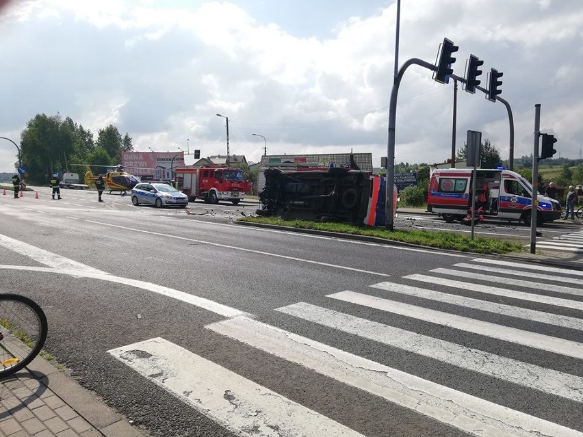 Wypadek w Bolesławiu. Auto zderzyło się z karetką, jedna osoba nie żyje [ZDJĘCIA]