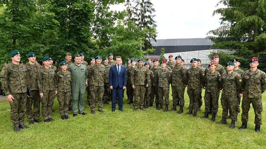 W trakcie spotkania minister M. Błaszczak wręczył medykom...