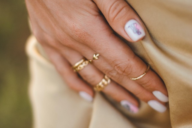 Boyfriend manicure to styl malowania paznokci dla kobiet, które mają chłopaka. Dyskretne zdobienie na paznokciu może zastąpić pierścionek zaręczynowy.