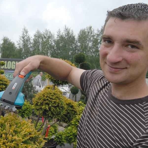 Bardzo pomocne do kształtowania roślin są nożyce akumulatorowe. Pozwalają na swobodną pracę w ogrodzie przez nawet 1,5 godziny - zapewnia Piotr Pietruszek, szef sprzedaży w z Centrum Ogrodniczo-Zoologicznym RES-GAL w Rzeszowie.