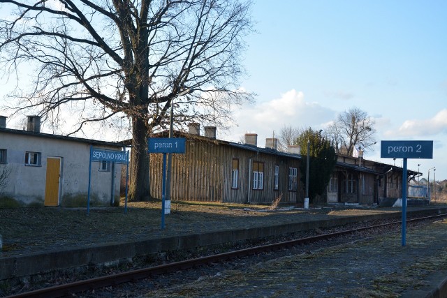Radni powiatu sępoleńskiego uznali za zasadny wniosek mieszkańca, który postuluje o remont nieczynnej linii kolejowej nr 281 z Chojnic do Nakła i przystanków kolejowych