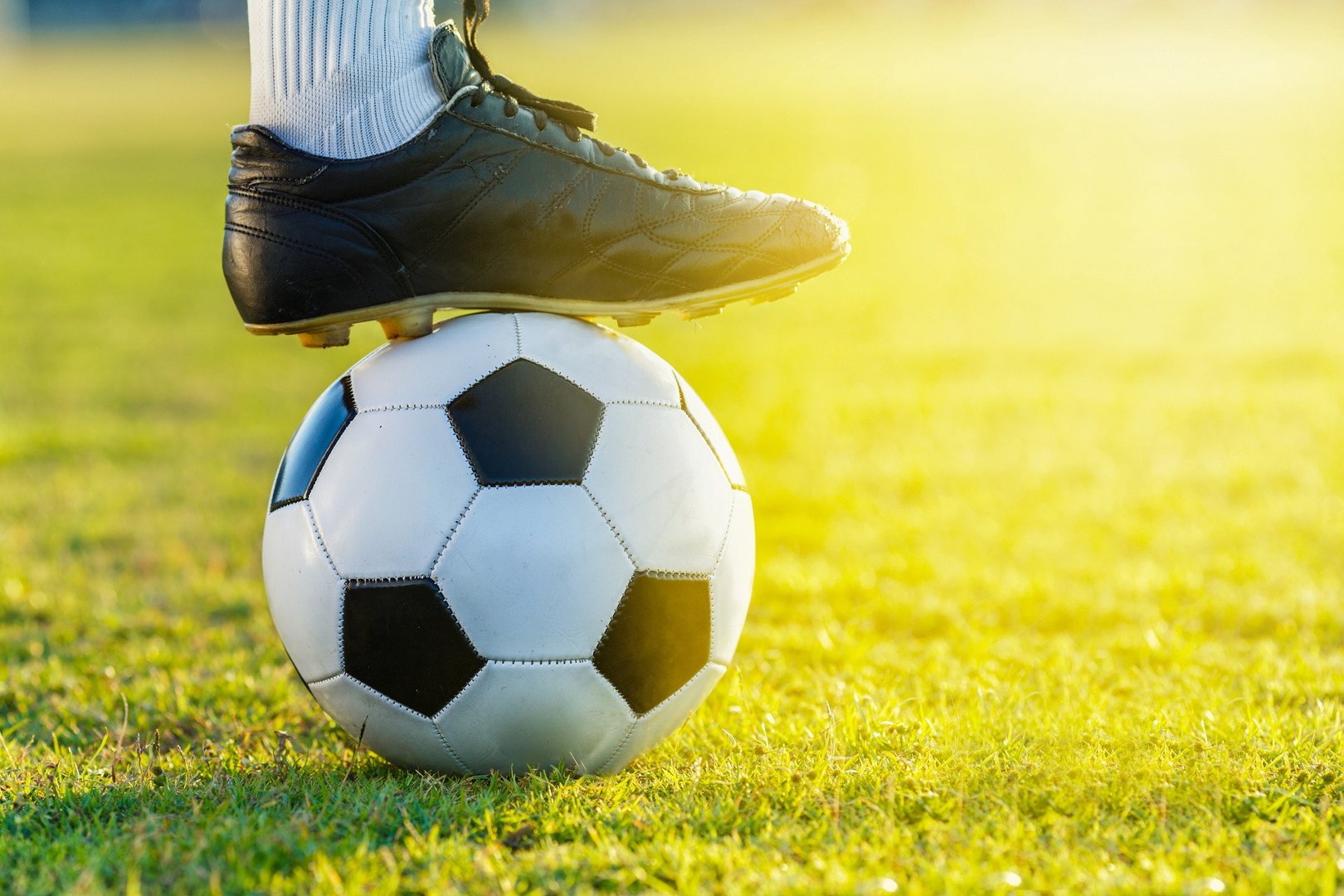 Jakie kupić pierwsze buty do piłki nożnej? Praktyczne porady i wskazówki |  Sportowy24