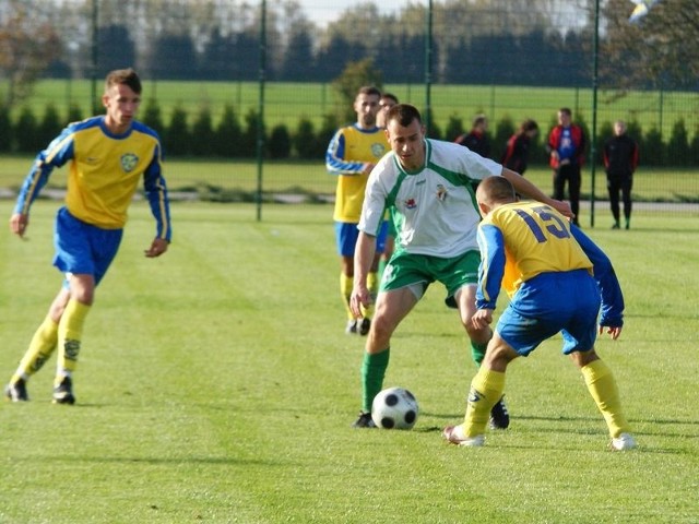 Jesienią Koral (żółte stroje) pokonał Gryfa 1:0.