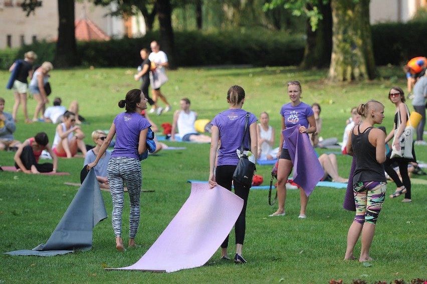 Joga przy fontannie w niedzielny poranek