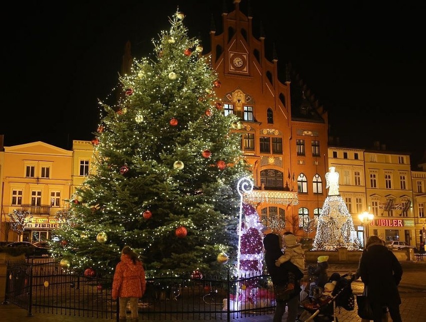 W centrum Chojnic stanęła piękna choinka