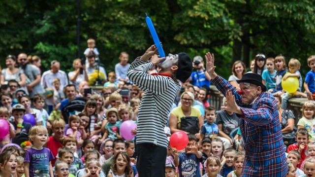 Na terenie Zespołu Pałacowo-Parkowego w Ostromecku, odbyły się warsztaty Akademii Sztuki Cyrkowej, które poprowadził Mieczysław Giedrojć. Zabawa była przednia, a uśmiechy nie schodziły z twarzy uczestników. Zobacz też: CoolTour - Ogólnopolski Magazyn Kulturalny 21 lipca