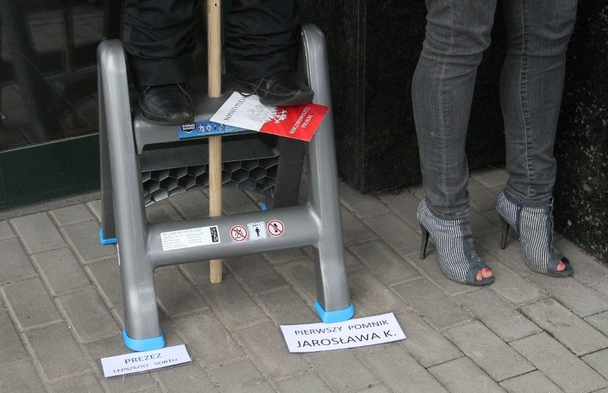 Protest przed biurem poselskim w Kielcach. "Ziobro, będziesz siedział razem ze mną"