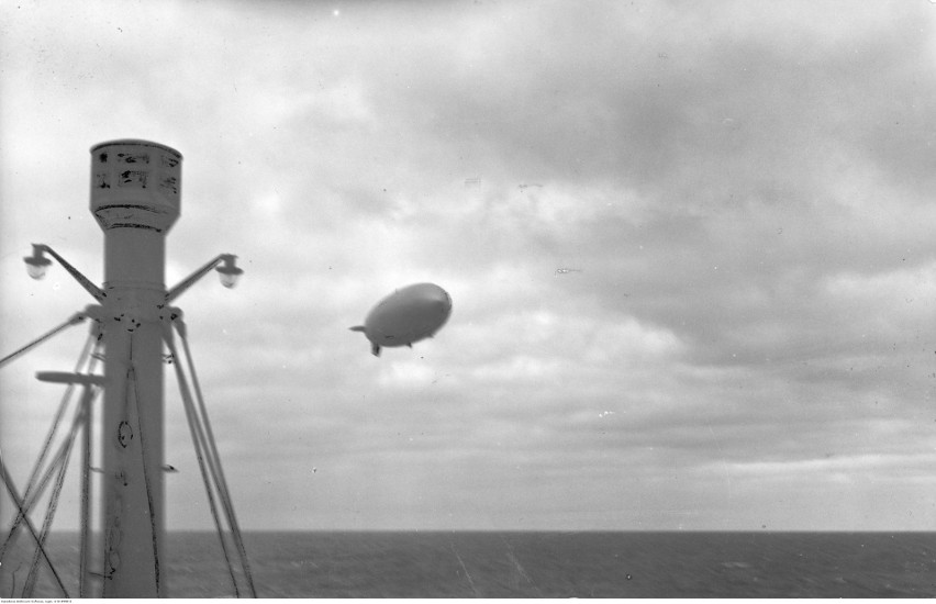 „Hindenburg” sfotografowany z pokładu „Batorego”, gdy oba...