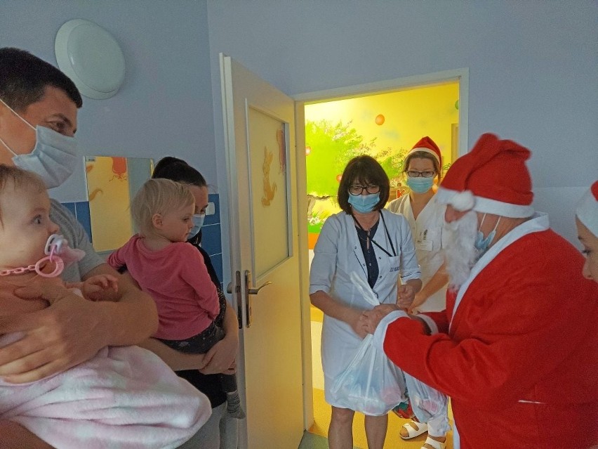 Wizyta świętego Mikołaja na buskim oddziale pediatrycznym.