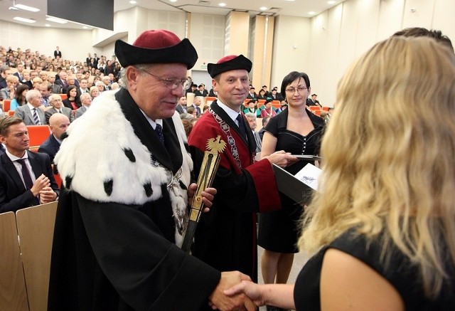 Prof. Włodzimierz Kiernożycki, rektor ZUT, pasował na najlepszych studentów.
