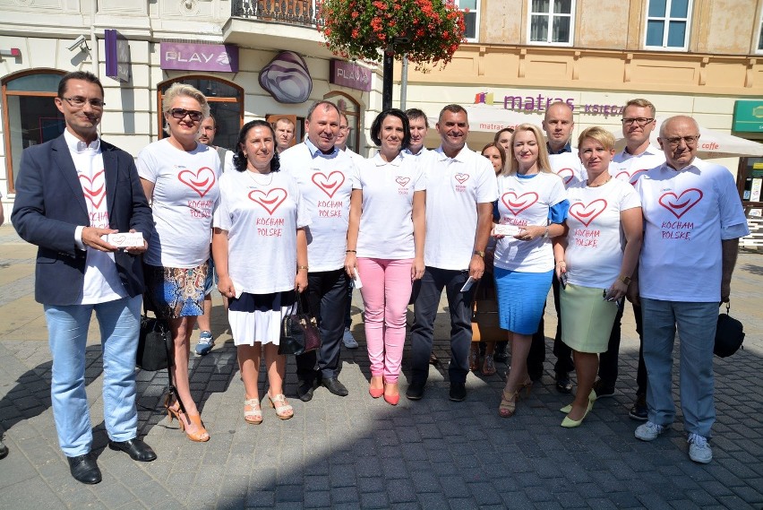Platforma rozpoczęła kampanię wyborczą: Kocha Polskę i rozdaje naklejki (ZDJĘCIA, WIDEO)