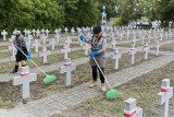 W Kujawsko-Pomorskiem na grobach żołnierzy AK z pamiątkowymi tabliczkami. Wojewoda apeluje o wskazanie miejsc pochówku
