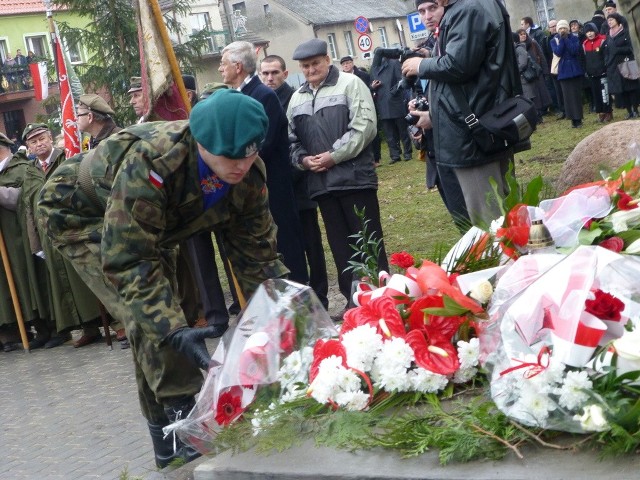 Kwiaty pod pomnikiem złożyło kilkadziesiąt delegacji.