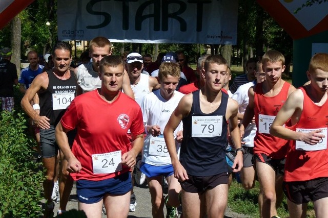 Mateusz Kaczor (z numerem 79) ze Starówki Radom wygrał "Biegiem po Leśniczówce&#8221;, czwarty bieg cyklu Grand Prix Radomia w biegach ulicznych.