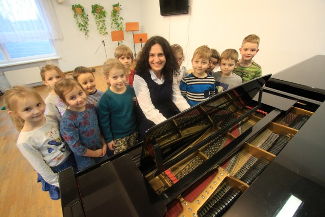 Nauka w szkole muzycznej to wyzwanie. Na zdjęciu klasa 1a i nauczycielka Agnieszka Jędrzejewska-Stachura