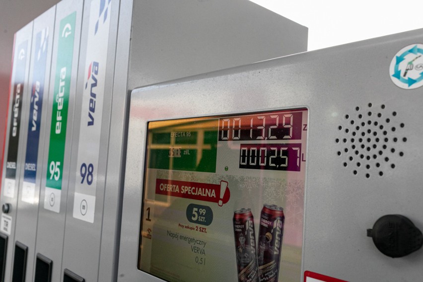 Niższe ceny benzyny w Polsce. Kierowcy się cieszą. Jak jest w Szczecinie? 