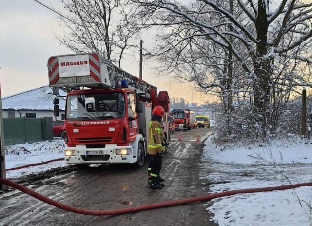 Jak przypuszczają strażacy, w budynku musiało się palić od dłuższego czasu, ale na zewnątrz nie było widać dymu. Dopiero w piątek po południu zauważyła go sąsiadka i wezwała pomoc. Na miejsce przyjechało 6 zastępów straży pożarnej. W trakcie akcji gaśniczej na podłodze jednego z pomieszczeń ratownicy odkryli częściowo spalone ciało mężczyzny. KLIKNIJ DALEJ