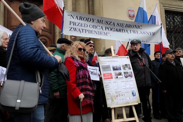 Środowa manifestacja przed magistratem (pl. Wszystkich Świętych) była kolejną odsłoną batalii o pomnik Armii Krajowej w Krakowie