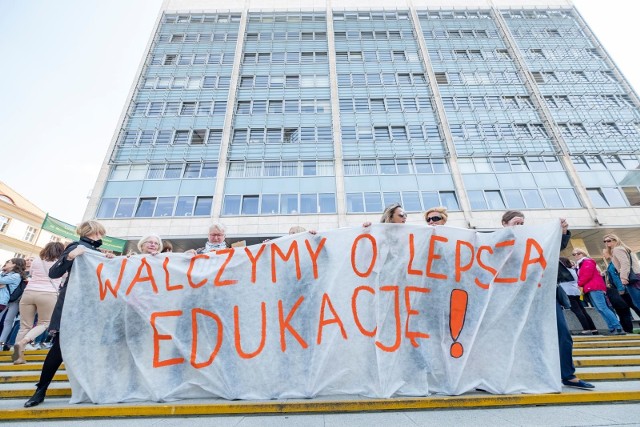 Czy strajk nauczycieli zostanie wznowiony w nowym roku szkolnym? Związek Nauczycielstwa Polskiego zapowiedział, że decyzję o ewentualnym strajku podejmie 16 września. – Chcemy działać zgodnie z wolą nauczycieli. Dlatego zapytamy ich o zdanie – mówił na konferencji prezes ZNP Sławomir Broniarz. Związek zdecydował, że od 2 do 15 września przeprowadzi sondaż, który zadecyduje o formie protestu.