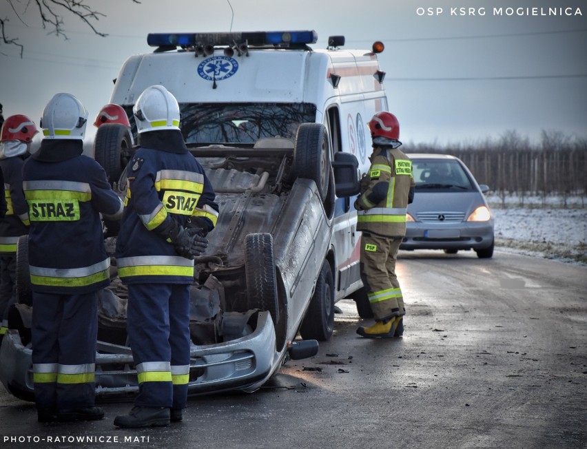 Dachowanie samochodu w miejscowości Otalążka pod Mogielnicą. Kierowca nissana dostał mandat 