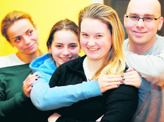 Młoda Amerykanka, Jennifer Young, z nową rodziną: Iwoną i Piotrem Jędrowiakami oraz ich córką Aleksandrą