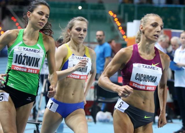 Wychowanki Victorii Stalowa Wola, Joanna Jóźwik oraz Danuta Urbanik (w środku) startowały w halowych mistrzostwach Polski w Toruniu w finale biegu na 800 metrów.