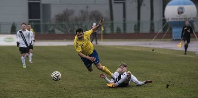Drużyna Elany Toruń (w żółtej koszulce Patryk Aleksandrowicz) do Jarocina jedzie po komplet punktów
