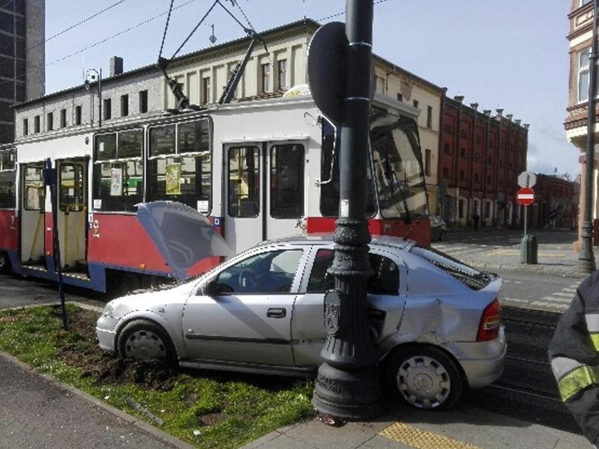 Dworcowa: Auto zakleszczone między tramwajem a słupem podtrzymującym trakcję