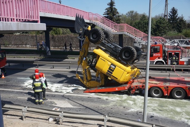 Koparka uderzyła w kładkę dla pieszych na ul. Lechickiej. Spadła z lawety i zablokowała ruch