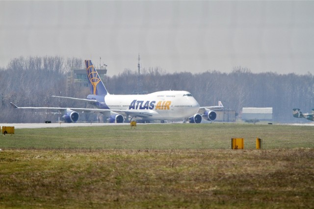 Rzecznik Atlas Air, który ma kontrakt z armią USA, powiedział dla portalu abc7chicago.com, że wkrótce po odlocie pojawiły się sygnały o potencjalnej nieprawidłowości w przedziale ładunkowym.
