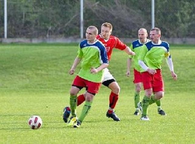 Piłkarze Wissy Szczuczyn (zielone koszulki) wygrali z Włókniarzem Białystok