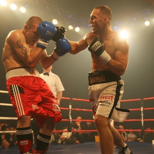Walką wieczoru w Stalowej Woli był pojedynek Polaka Grzegorza Soszyńskiego (z prawej) z Niemcem Stevem Krokelem.