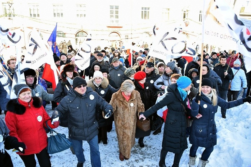 Rynek Kościuszki. Manifestacja KOD Białystok za demokracją bez inwigilacji