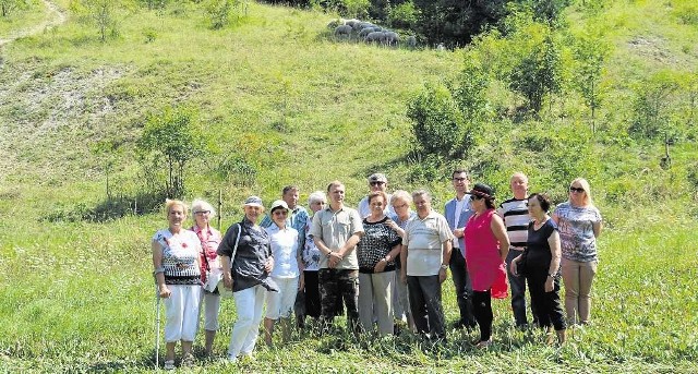 Obszar Natura 2000 w Kaczmarowych Dołach poznali miechowscy seniorzy. Widzieli wypas owiec.